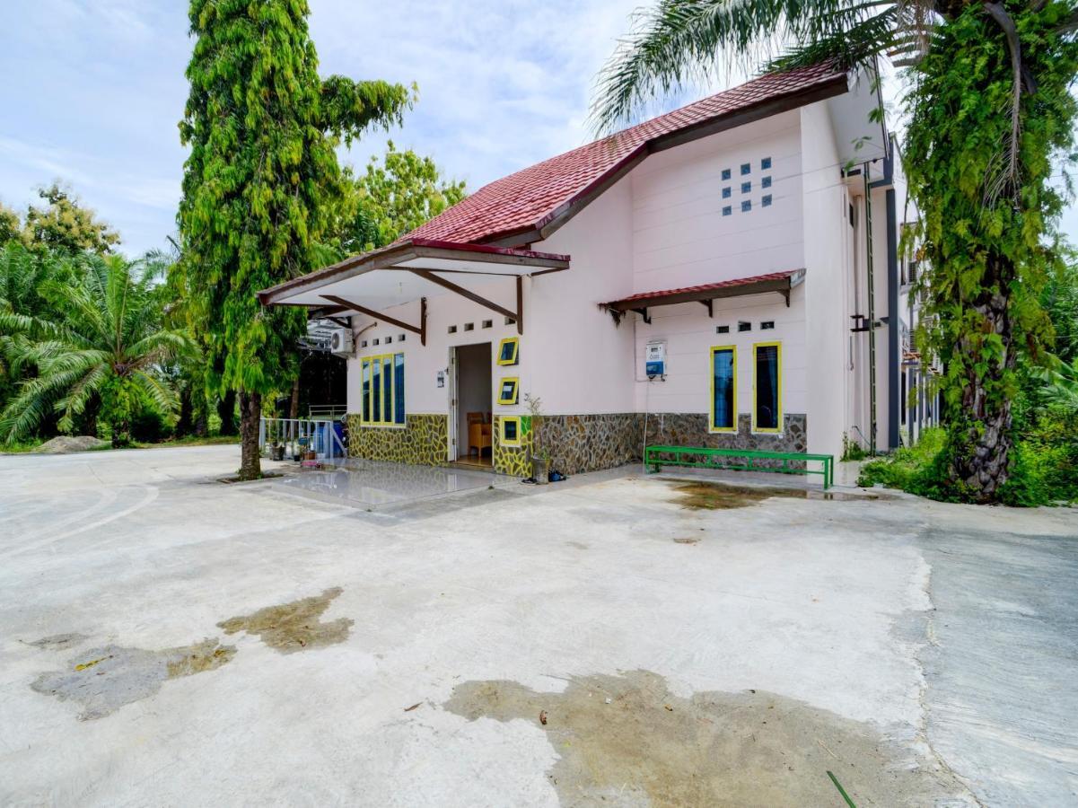 Oyo 90263 Hotel Diva Golf Bengkulu Exterior foto